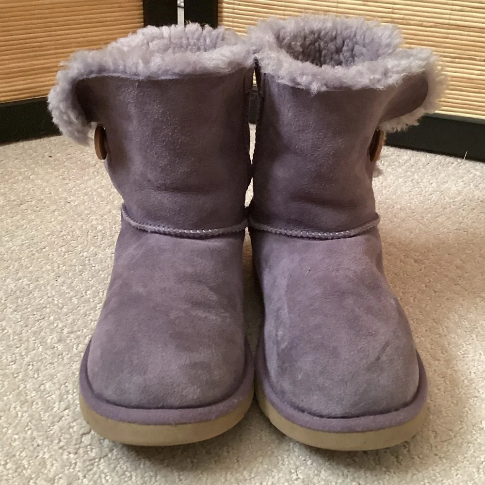 💜 UGG purple boots Sz 5 Bailey Button EUC sheepskin UGGs short boot